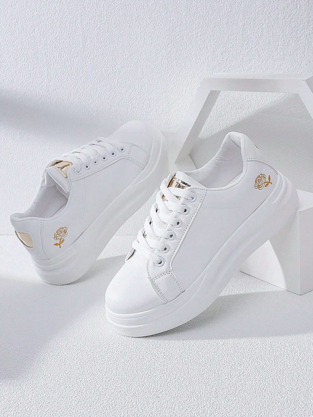 Tênis Branco Casual Feminino - Bella Mônica