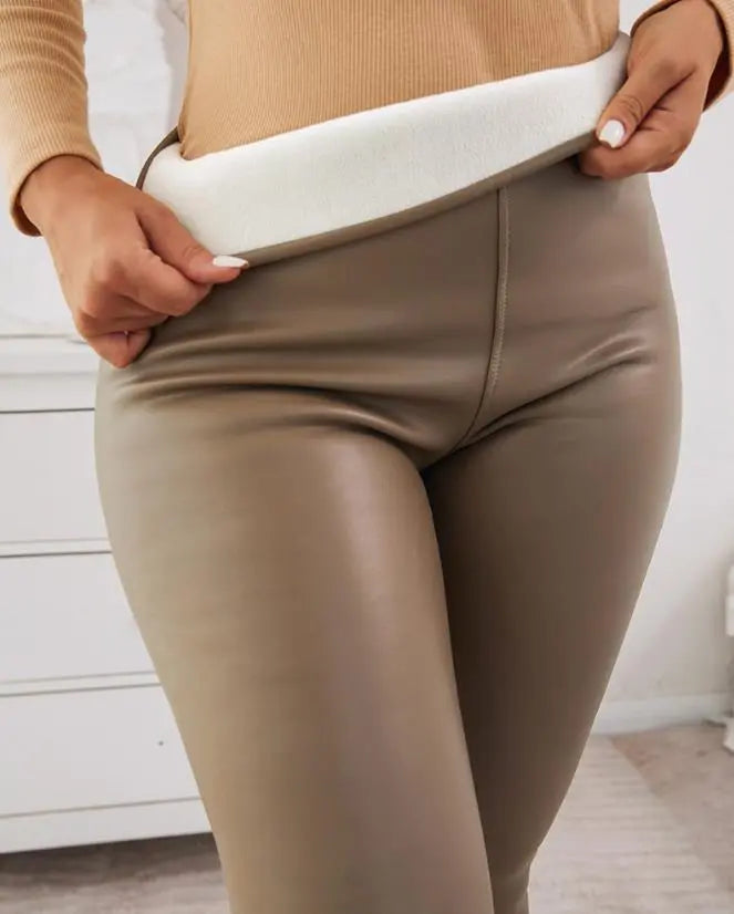  legging peluciada  legging forrada inverno  legging de couro  legging couro siintetico  legging couro fake  legging couro  legging  calça peluciada  Calça Legging de Couro Sintético Forrada Peluciada de Cintura Alta Qualidade Premium  calça de couro  calça  calca legging forrada