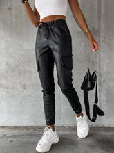 calça jogging  calça jogger  calça imita couro  calça de couro  calça  calça couro pu  calça couro sintetico  Calça Jogger DE COURO