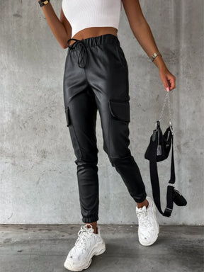 calça jogging  calça jogger  calça imita couro  calça de couro  calça  calça couro pu  calça couro sintetico  Calça Jogger DE COURO