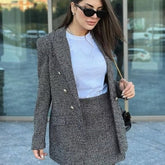 Conjunto de roupa feminina  Conjunto de Blazer e Saia de Tecido Trançado Preto e Branco Océane  Conjunto de Blazer e Saia  Conjunto de Blazer de Tecido Trançado Preto e Branco  blazer  blazer feminino  Blazer com Botões  Blazer Grosso  Blazer Xadrez  Blazer de Dois Botões  Blazer de Cintura Larga  Blazer Feminino Liso  Blazer Liso  Blazer Longo  Blazer de Lã Sintética