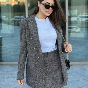 Conjunto de roupa feminina  Conjunto de Blazer e Saia de Tecido Trançado Preto e Branco Océane  Conjunto de Blazer e Saia  Conjunto de Blazer de Tecido Trançado Preto e Branco  blazer  blazer feminino  Blazer com Botões  Blazer Grosso  Blazer Xadrez  Blazer de Dois Botões  Blazer de Cintura Larga  Blazer Feminino Liso  Blazer Liso  Blazer Longo  Blazer de Lã Sintética