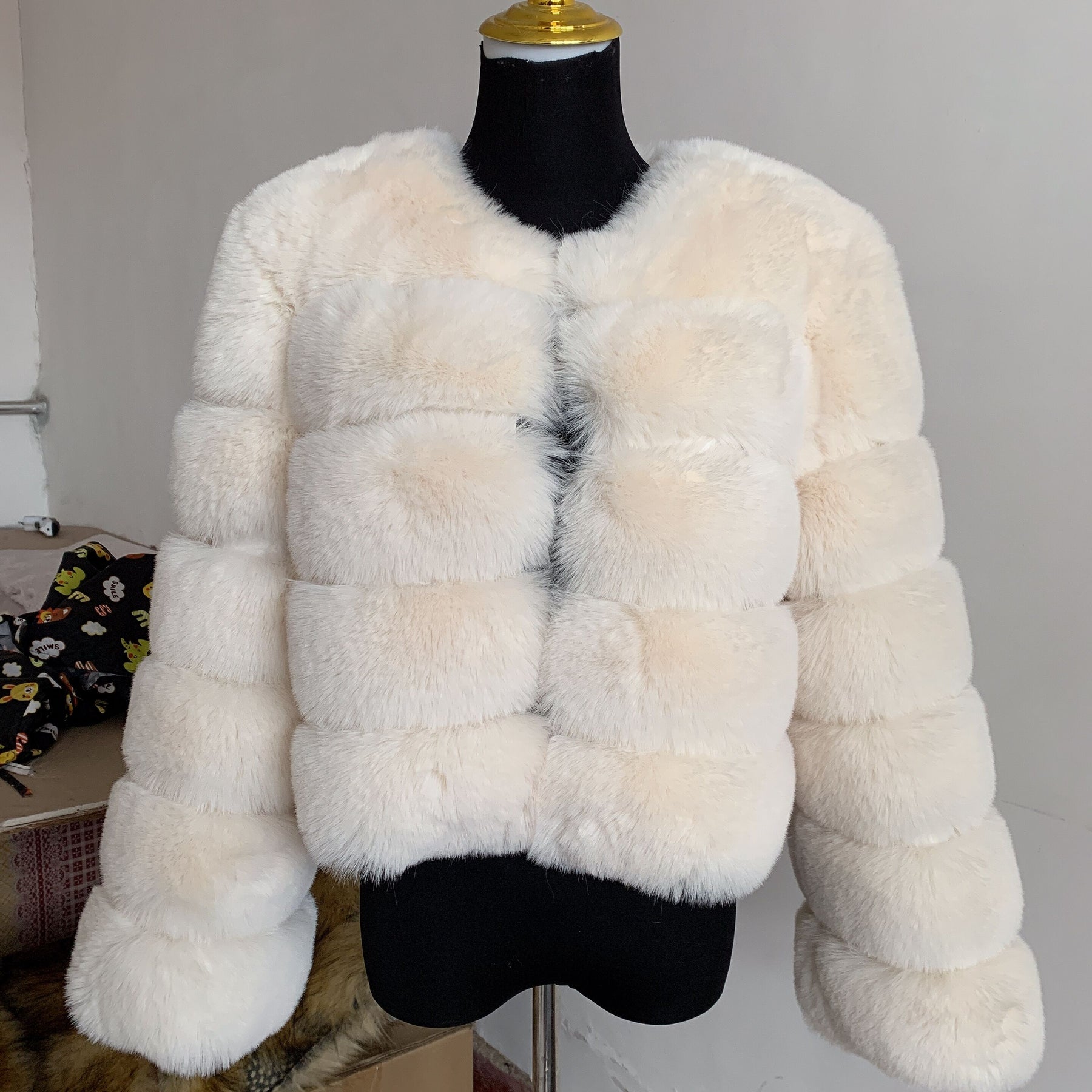 casaco raposa  casaco peluciado raposa  casaco  casaco feminino  Casaco de Inverno  casaco longo  Casaco Manga Longa  casaco feminino de inverno  casaco inverno  carteira feminina  Casaco de pele  casaco de pele inverno