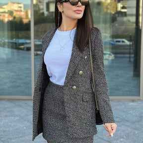 Conjunto de roupa feminina  Conjunto de Blazer e Saia de Tecido Trançado Preto e Branco Océane  Conjunto de Blazer e Saia  Conjunto de Blazer de Tecido Trançado Preto e Branco  blazer  blazer feminino  Blazer com Botões  Blazer Grosso  Blazer Xadrez  Blazer de Dois Botões  Blazer de Cintura Larga  Blazer Feminino Liso  Blazer Liso  Blazer Longo  Blazer de Lã Sintética