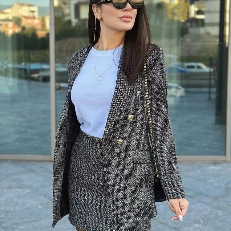 Conjunto de roupa feminina  Conjunto de Blazer e Saia de Tecido Trançado Preto e Branco Océane  Conjunto de Blazer e Saia  Conjunto de Blazer de Tecido Trançado Preto e Branco  blazer  blazer feminino  Blazer com Botões  Blazer Grosso  Blazer Xadrez  Blazer de Dois Botões  Blazer de Cintura Larga  Blazer Feminino Liso  Blazer Liso  Blazer Longo  Blazer de Lã Sintética